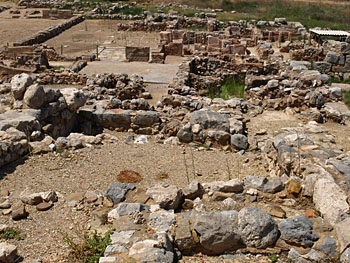 Zakros: The Hall of Ceremoies with the town in the foreground