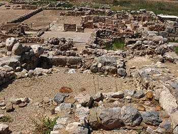Zakros: The Hall of Ceremoies with the town in the foreground